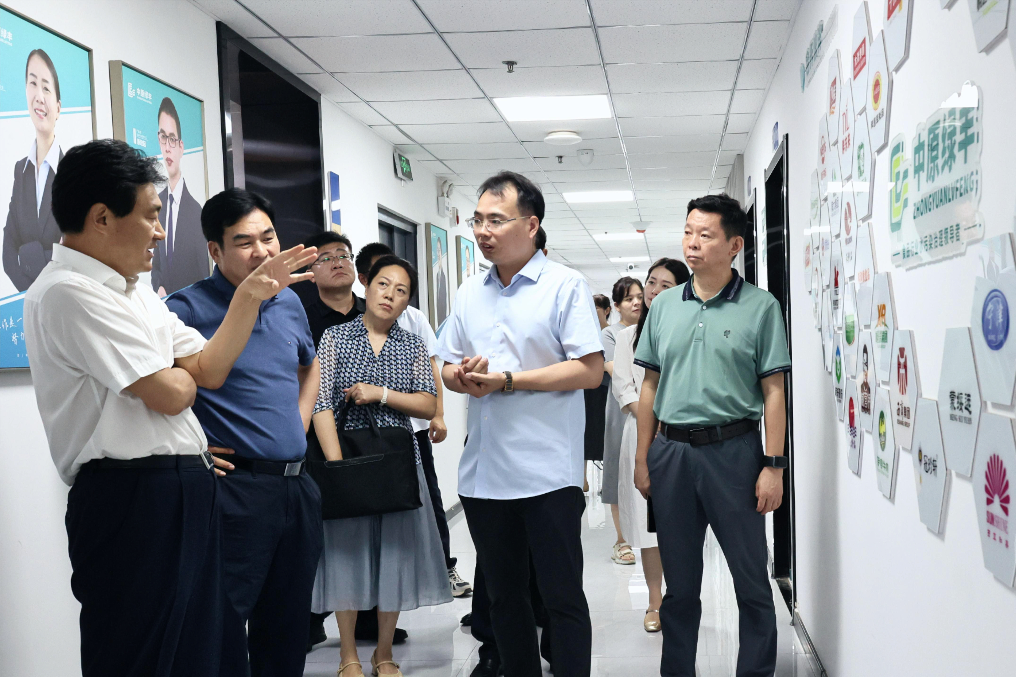 市人大常委會(huì)主任王樂(lè)新、紅旗區(qū)區(qū)委書記劉宏鋒、人大常委會(huì)主任趙建軍等領(lǐng)導(dǎo)一行 蒞臨公司調(diào)研工作